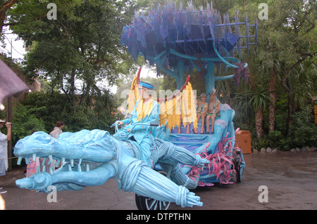 Ein Krokodil auf der Suche Schwimmer in Mickey's Jamming Dschungel Parade in Walt Disney World Animal Kingdom, Orlando, Florida, USA paradieren Stockfoto