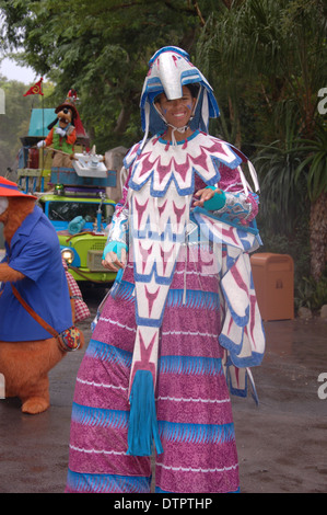 Bunte kostüm Zeichen bei Mickey's Jamming Dschungel Parade in Walt Disney World Animal Kingdom, Orlando, Florida, USA paradieren Stockfoto