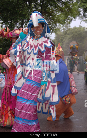 Bunte kostüm Zeichen bei Mickey's Jamming Dschungel Parade in Walt Disney World Animal Kingdom, Orlando, Florida, USA paradieren Stockfoto