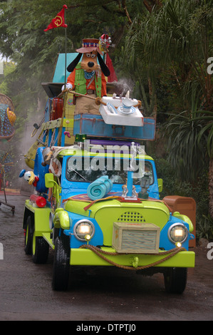 Goofy paradieren auf einem Schwimmer in Mickey's Jamming Dschungel Parade in Walt Disney World Animal Kingdom, Orlando, Florida, USA Stockfoto