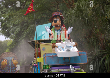 Goofy paradieren auf einem Schwimmer in Mickey's Jamming Dschungel Parade in Walt Disney World Animal Kingdom, Orlando, Florida, USA Stockfoto