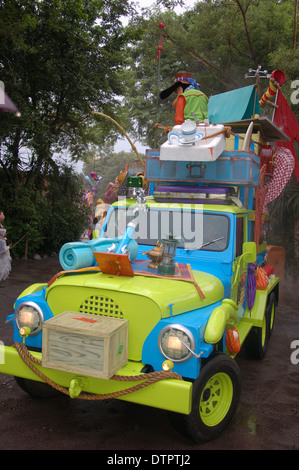 Goofy paradieren auf einem Schwimmer in Mickey's Jamming Dschungel Parade in Walt Disney World Animal Kingdom, Orlando, Florida, USA Stockfoto