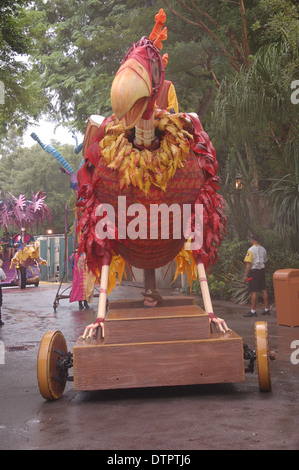 Ein großer Vogel suchen Schwimmer in Mickey's Jamming Dschungel Parade in Walt Disney World Animal Kingdom, Orlando, Florida, USA paradieren Stockfoto