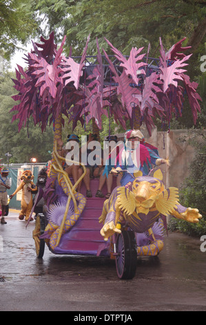 Ein Mann, ein Tiger suchen Schwimmer in Mickey's Jamming Dschungel Parade in Walt Disney World Animal Kingdom, Orlando, Florida, USA paradieren Stockfoto