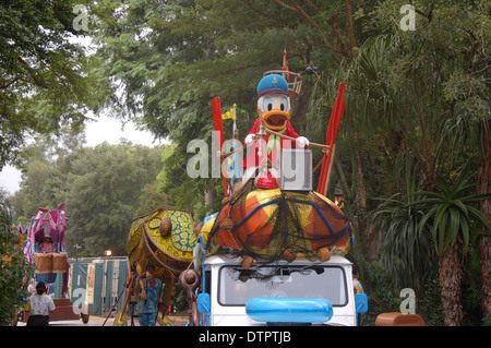 Donald Duck auf einem Schwimmer in Mickey's Jamming Dschungel Parade in Walt Disney World Animal Kingdom, Orlando, Florida, USA paradieren Stockfoto