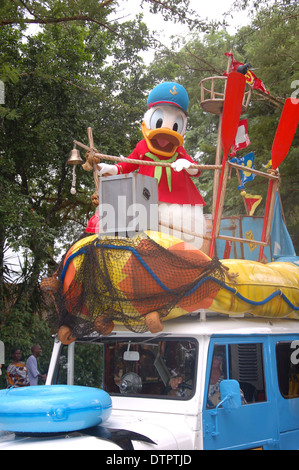 Donald Duck auf einem Schwimmer in Mickey's Jamming Dschungel Parade in Walt Disney World Animal Kingdom, Orlando, Florida, USA paradieren Stockfoto