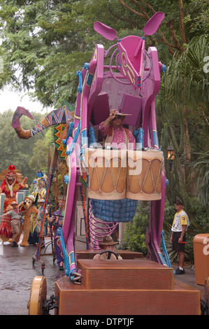 Ein Tier suchen Schwimmer in Mickey's Jamming Dschungel Parade in Walt Disney World Animal Kingdom, Orlando, Florida, USA paradieren Stockfoto