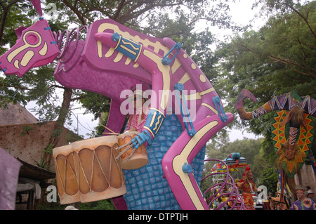 Ein Tier suchen Schwimmer in Mickey's Jamming Dschungel Parade in Walt Disney World Animal Kingdom, Orlando, Florida, USA paradieren Stockfoto