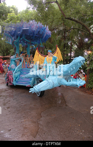 Ein Krokodil auf der Suche Schwimmer in Mickey's Jamming Dschungel Parade in Walt Disney World Animal Kingdom, Orlando, Florida, USA paradieren Stockfoto