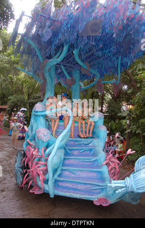 Ein Alligator float ziehen Schritte bei Mickey's Jamming Dschungel Parade in Walt Disney World Animal Kingdom, Orlando, Florida, USA paradieren suchen Stockfoto