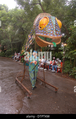 Ein Fisch suchen Schwimmer in Mickey's Jamming Dschungel Parade in Walt Disney World Animal Kingdom, Orlando, Florida, USA paradieren Stockfoto