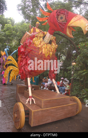 Ein großer Vogel suchen Schwimmer in Mickey's Jamming Dschungel Parade in Walt Disney World Animal Kingdom, Orlando, Florida, USA paradieren Stockfoto