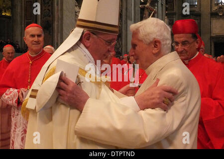 Petersdom, Vatikan. 22. Februar 2014. Foto des Konsistoriums heute, dass zum ersten Mal der Papst Emeritus unterstützt. in diesem Bild Papst Francis mit Joseph Aloisius Ratzinger (Papst Benedict XVI) Credit: wirklich Easy Star/Alamy Live News Stockfoto