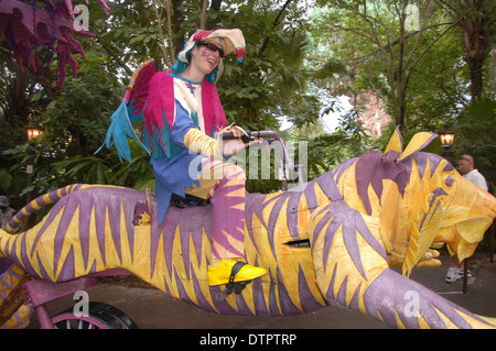 Mann, ein Tiger suchen Schwimmer in Mickey's Jamming Dschungel Parade in Walt Disney World Animal Kingdom, Orlando, Florida, USA paradieren Stockfoto