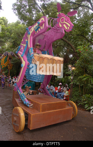 Ein Tier suchen Schwimmer in Mickey's Jamming Dschungel Parade in Walt Disney World Animal Kingdom, Orlando, Florida, USA paradieren Stockfoto