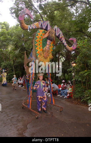 Ein Affe auf der Suche Schwimmer in Mickey's Jamming Dschungel Parade in Walt Disney World Animal Kingdom, Orlando, Florida, USA paradieren Stockfoto