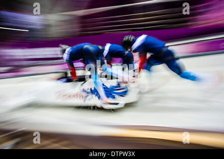 Sotschi, Krasnodar Krai, Rußland. 22. Februar 2014. Russland Schlitten Nummer 3 angetrieben von Nikita ZAKHAROV zu Beginn des ersten Laufs von der Männer Vierer-Bob-Wettbewerb von der Sanki Sliding Centre, Mountain Cluster - XXII Olympische Winter-Spiele-Credit: Action Plus Sport/Alamy Live News Stockfoto