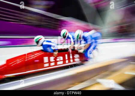 Sotschi, Krasnodar Krai, Rußland. 22. Februar 2014. Italien-Schlitten-Nummer 1 angetrieben von Simone BERTAZZO zu Beginn des ersten Laufs von der Männer Vierer-Bob-Wettbewerb von der Sanki Sliding Centre, Mountain Cluster - XXII Olympische Winter-Spiele-Credit: Action Plus Sport/Alamy Live News Stockfoto