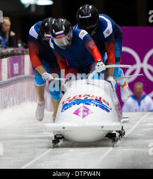 Sotschi, Krasnodar Krai, Rußland. 22. Februar 2014. Russland Schlitten Nummer 1 angetrieben von Alexander ZUBKOV zu Beginn des ersten Laufs von der Männer Vierer-Bob-Wettbewerb von der Sanki Sliding Centre, Mountain Cluster - XXII Olympische Winter-Spiele-Credit: Action Plus Sport/Alamy Live News Stockfoto