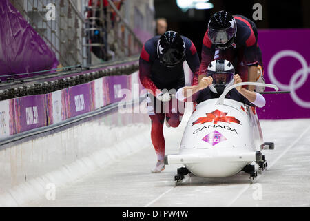 Sotschi, Krasnodar Krai, Rußland. 22. Februar 2014. Kanada Schlitten Nummer 3 angetrieben von Justin KRIPPS zu Beginn des ersten Laufs von der Männer Vierer-Bob-Wettbewerb von der Sanki Sliding Centre, Mountain Cluster - XXII Olympische Winter-Spiele-Credit: Action Plus Sport/Alamy Live News Stockfoto