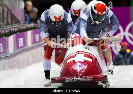 Sotschi, Krasnodar Krai, Rußland. 22. Februar 2014. Der Schweiz Schlitten Nummer 1 angetrieben von Beat HEFTI zu Beginn des ersten Laufs von der Männer Vierer-Bob-Wettbewerb von der Sanki Sliding Centre, Mountain Cluster - XXII Olympische Winter-Spiele-Credit: Action Plus Sport/Alamy Live News Stockfoto