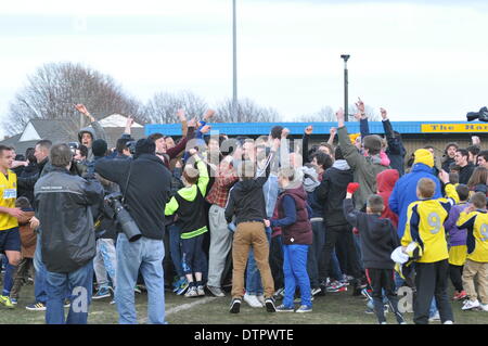 Gosport Fans feiern auf dem Spielfeld nach dem historischen FA Trophy-Halbfinal-Sieg, UK. 22. Februar 2014. Gosport Borough V Havant & Waterlooville, Semi Final, FA Trophy. Bildnachweis: Flashspix/Alamy Live-Nachrichten Stockfoto