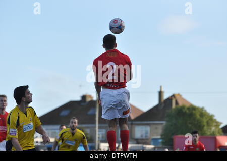 Hawks Verteidiger löscht von Gosport Angreifer, UK. 22. Februar 2014. Gosport Borough V Havant & Waterlooville, Semi Final, FA Trophy. Alamy Live-Nachrichten Stockfoto