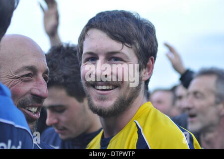 Dan Wooden genießt die Post Match feiern nach Gosport Borough FC berühmte und historische Sieg über den Lokalrivalen Havant and Waterlooville FC in der FA Trophy-Halbfinale. Gosport, UK. 22. Februar 2014. Gosport Borough V Havant & Waterlooville, Semi Final, FA Trophy. Bildnachweis: Flashspix/Alamy Live-Nachrichten Stockfoto