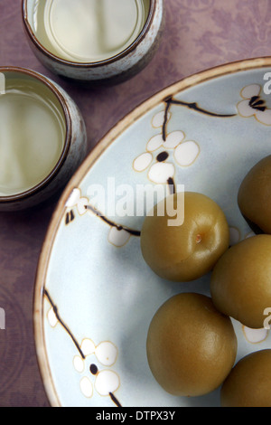 Japanische umeshu Wein durch Einweichen unreife ume Früchte einen Typ von Pflaume und Aprikose gemacht Stockfoto