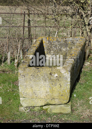 Eine römische Steinsarg auf Ancaster Friedhof, Lincolnshire, England. Stockfoto