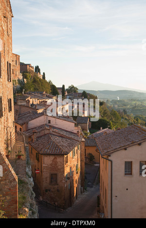 Blick über die Dächer von Montepulciano, einer alten Stadt in der Provinz von Siena, der südlichen Toskana, Italien. Obligatorische credit Jo Whitworth Stockfoto