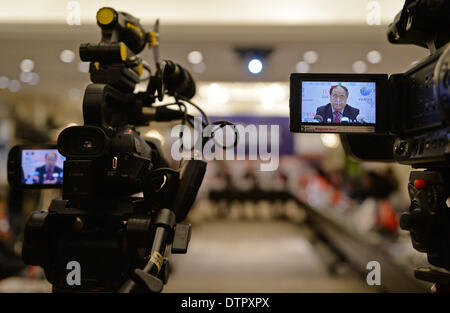 (140222)--ISTANBUL, 22. Februar 2014 (Xinhua)--chinesische Schriftsteller und Nobel Laureatus Mo Yan ist in der Kamera gesehen Bildschirme während einer Presse Confrence in Istanbul in der Türkei am 22. Febr. Mo Yan, der eine einwöchige Tour in der Türkei stattfindet, appellierte an die chinesischen und türkischen Regierungen Samstag um weitere Anstrengungen bei der Übersetzung mehr arbeiten im Rahmen eines Angebots, besseres Verständnis und Freundschaft zwischen den Menschen beider Länder zu erhöhen. (Xinhua/Lu Zhe) Stockfoto