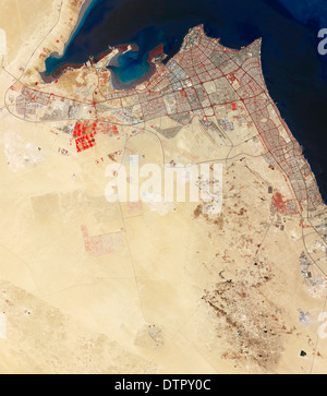 Kuwaits Burgan Magwa und Ahmadi Ölfelder Gasfackeln in diesem NASA falsche zeigen farbige Bild. Stockfoto