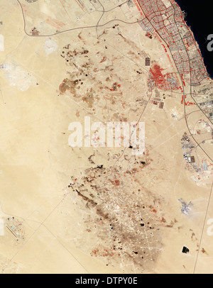Kuwaits Burgan Magwa und Ahmadi Ölfelder Gasfackeln in diesem NASA falsche zeigen farbige Bild. Stockfoto