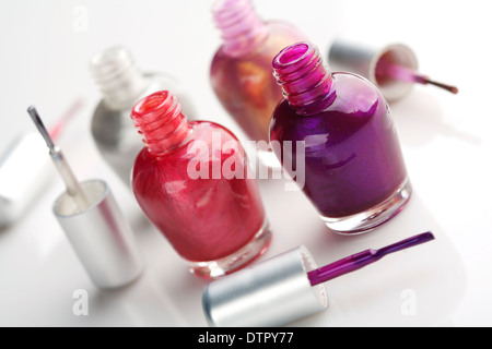 Auswahl an verschiedenen Farben Nagellack Stockfoto