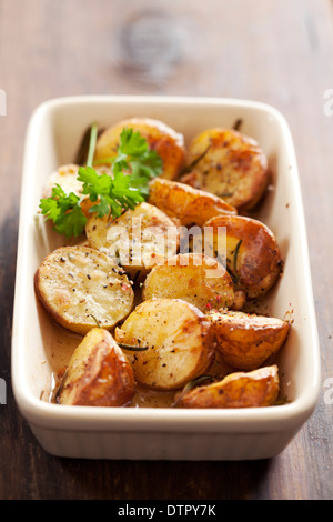 halbierte Kartoffeln mit Schale in den Ofen mit Kräutern und paprika Stockfoto