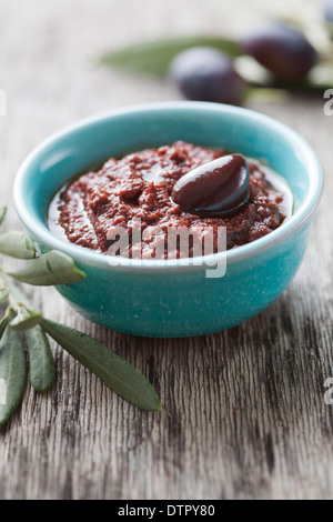 Schale mit frischen Oliven Paste aus Kalamata Oliven Stockfoto