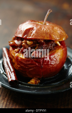 Bratapfel mit Zimt, brauner Zucker, Butter, Nüssen und Rosinen Stockfoto