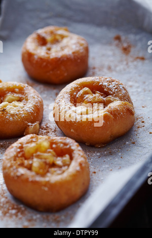 Mini-Apfel-Kuchen mit Zimt Stockfoto