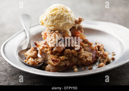 Apfelkuchen mit Vanilleeis Stockfoto