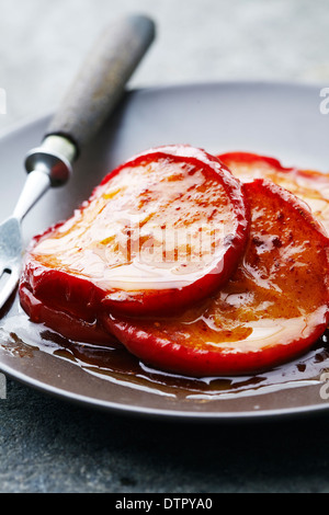 Äpfel Scheiben gebraten oder gebacken in Butter, Zucker und Zimt Stockfoto