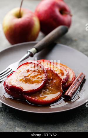 Äpfel mit braunem Zucker, Butter und Zimt gekocht Stockfoto