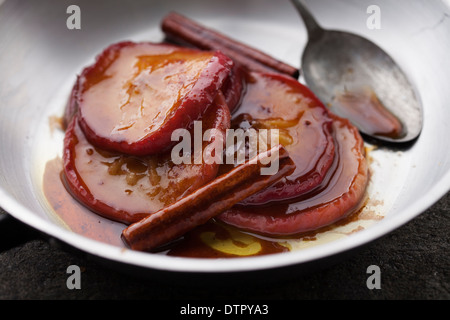 Äpfel Scheiben gebraten oder gebacken in Butter, Zucker und Zimt Stockfoto