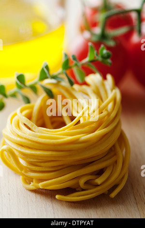 frische Tagliatelle mit einigen Zutaten Stockfoto