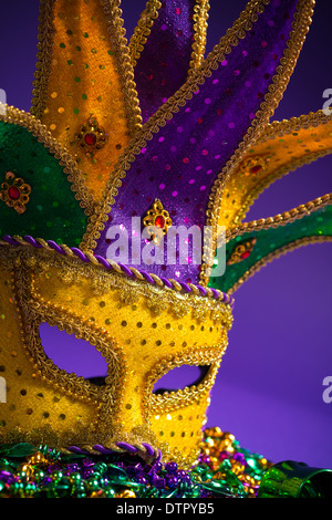 Festliche Karneval, Venedig oder Karneval Maske auf lila Hintergrund Stockfoto