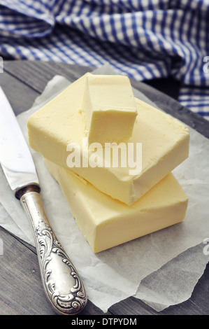 Frische Butter auf Holzbrett mit Messer closeup