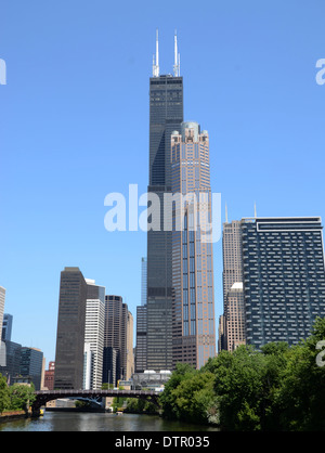 CHICAGO - 20 Juli: Das John Hancock Center in Chicago, IL, gezeigt in diesem Blick auf den Fluss am 20. Juli 2013, ist die vierte höchste Buil Stockfoto