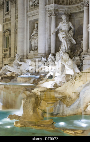 Trevi-Brunnen in der Nacht Stockfoto