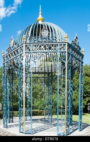 Gusseisen Sie Rotunde in der Königin-Garten hinter Kew Palace, Royal Botanic Gardens, Kew, England Stockfoto