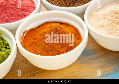 rohe organische getrocknete Mangostan Fruchtpulver in eine kleine Keramikschale Stockfoto